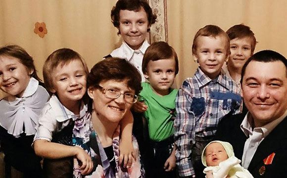 Позвонившую в посольство Украины мать семерых детей обвиняют в госизмене Позвонившую в посольство Украины мать семерых детей обвиняют в госизмене