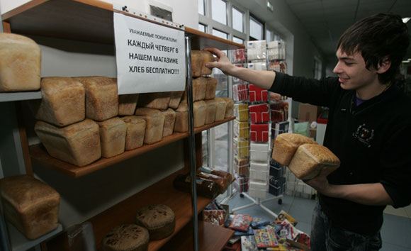 Раздача бесплатного хлеба в одном из магазинов Грозного Раздача бесплатного хлеба в одном из магазинов Грозного