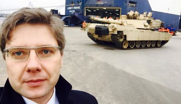 Мэр Риги на фоне американского танка Мэр Риги на фоне американского танка
