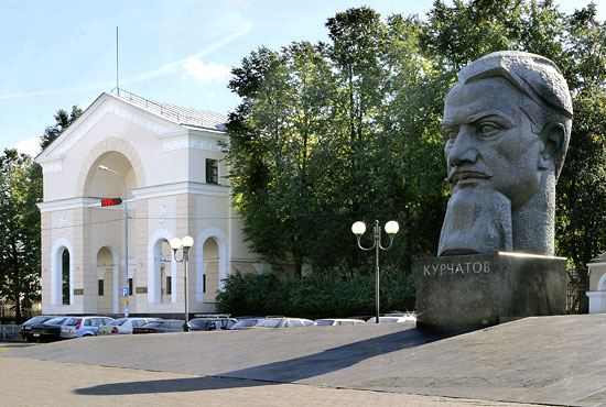 В Курчатовском институте рабочие сняли с термоядерной установки пять тонн меди В Курчатовском институте рабочие сняли с термоядерной установки пять тонн меди