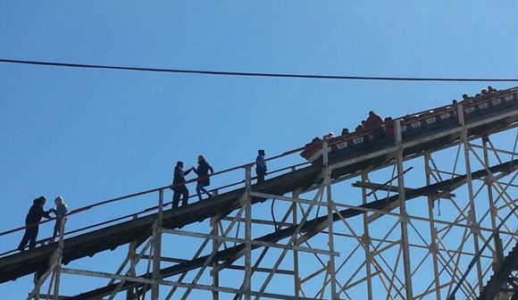 Поломка на «американских горках» в Нью-Йорке Поломка на «американских горках» в Нью-Йорке