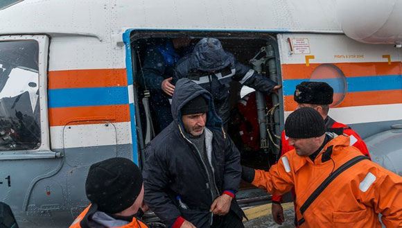 Спасшиеся моряки с «Дальнего Востока» Спасшиеся моряки с «Дальнего Востока»