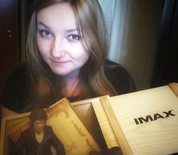 Регина Валлиуллинова и ее награда за победу в конкурсе IMAX Регина Валлиуллинова и ее награда за победу в конкурсе IMAX