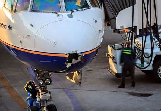 Пробоина в носу «Боинга» авиакомпании Icelandair Пробоина в носу «Боинга» авиакомпании Icelandair