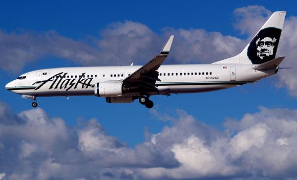 Самолет Alaska Airlines поднялся в воздух с грузчиком в отделении багажа Самолет Alaska Airlines поднялся в воздух с грузчиком в отделении багажа
