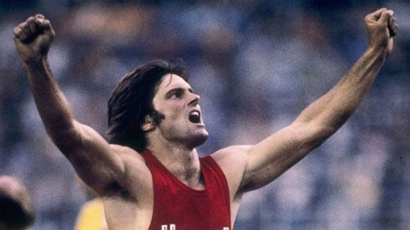 Брюс Дженнер празднует свой рекорд на Олимпиаде 1976 года Брюс Дженнер празднует свой рекорд на Олимпиаде 1976 года