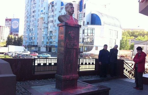 В ночь на 8 маяв Липецке облили краской бюст Сталина В ночь на 8 маяв Липецке облили краской бюст Сталина