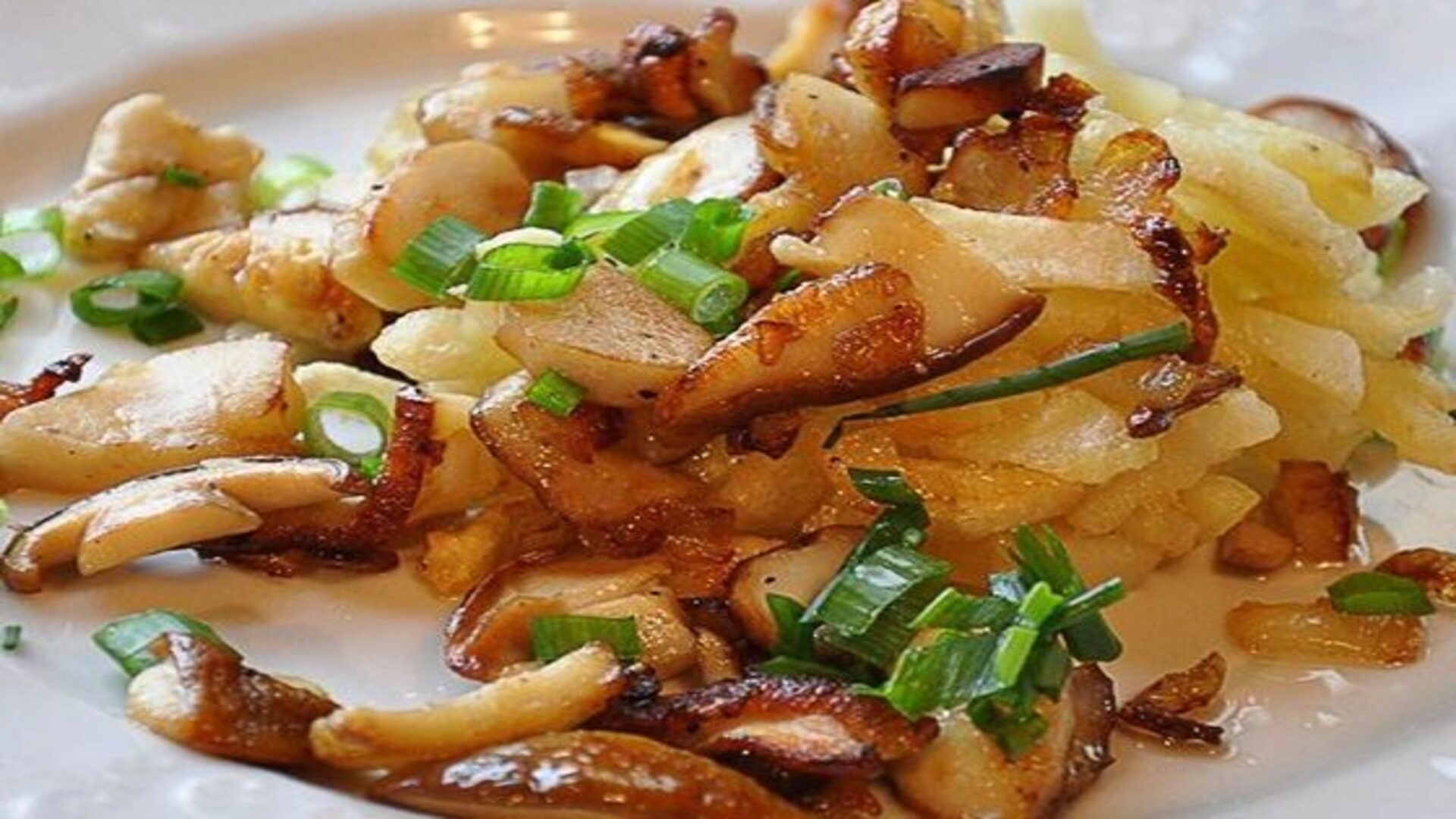 Картошка с грибами - отличное блюдо русской кухни Картошка с грибами - отличное блюдо русской кухни