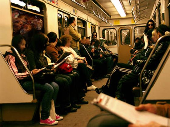 Москвичи перестали читать книги в транспорте? Москвичи перестали читать книги в транспорте?