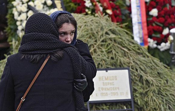 Дочь Бориса Немцова на месте его гибели Дочь Бориса Немцова на месте его гибели