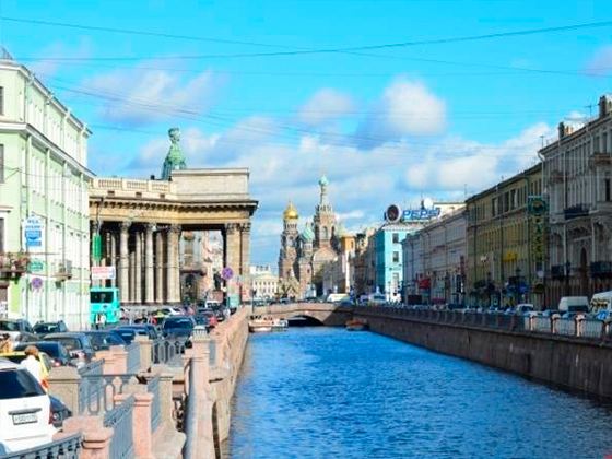 В центре Питера у Казанского собора В центре Питера у Казанского собора