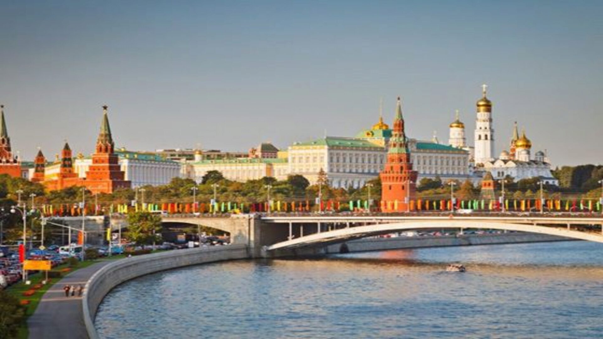 Москва принимает огромное количество туристов ежегодно Москва принимает огромное количество туристов ежегодно