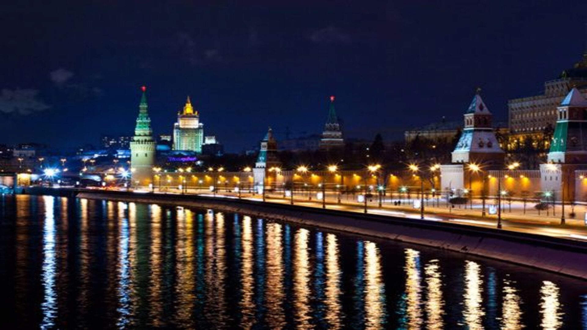 Москва прекрасна ночью в свете фонарей Москва прекрасна ночью в свете фонарей