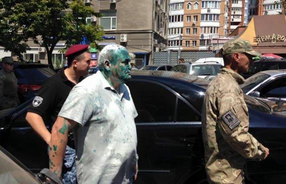 В Одессе радикалы засунули в мусорный бак пророссийского депутата Косьмина В Одессе радикалы засунули в мусорный бак пророссийского депутата Косьмина