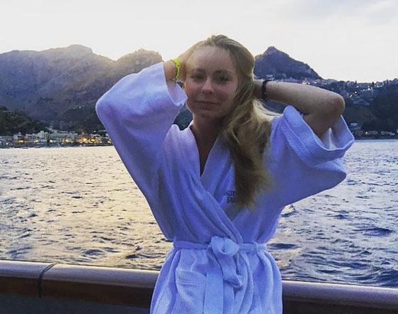 Александра на яхте в фирменном халате Александра на яхте в фирменном халате