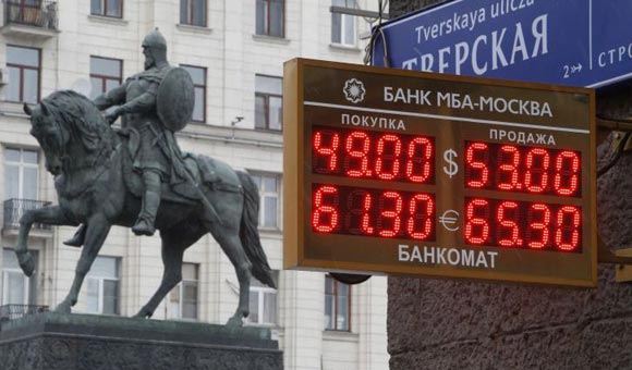 Цена на нефть откатилась немного назад, из-за чего просел и рубль