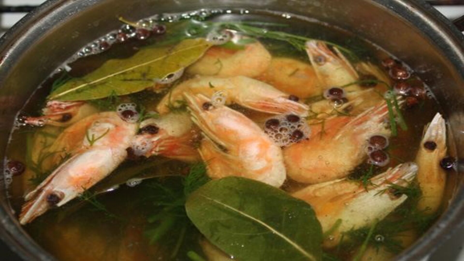 Креветку стоит варить со специями - так они получаться вкуснее Креветку стоит варить со специями - так они получаться вкуснее