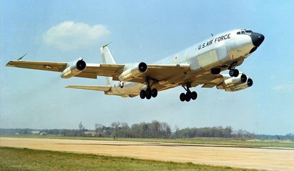 Китайский истребитель «подрезал» американский разведчик Boeing RC-135 Китайский истребитель «подрезал» американский разведчик Boeing RC-135