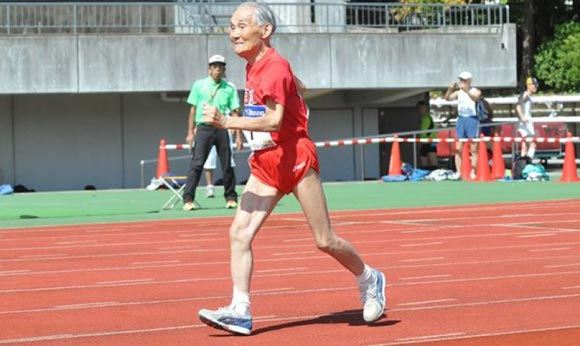 105-летний японец пробежал стометровку за 42 секунды 105-летний японец пробежал стометровку за 42 секунды