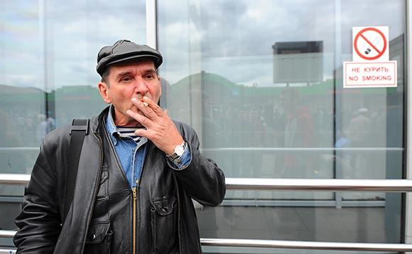 В Москве могут ввести серьезный штраф за брошенный мимо урны окурок В Москве могут ввести серьезный штраф за брошенный мимо урны окурок