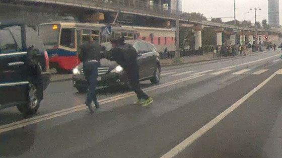 Мужчины подрались прямо на проезжей части Мужчины подрались прямо на проезжей части