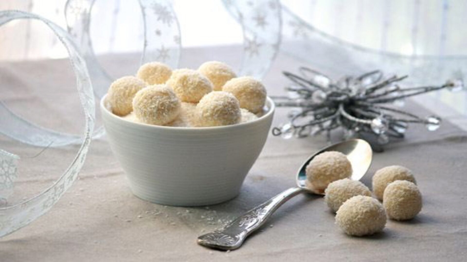 Конфеты с кокосом получаются очень легкими и вкусными Конфеты с кокосом получаются очень легкими и вкусными