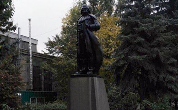 В Одессе памятник Ленину превратился в Дарта Вейдера В Одессе памятник Ленину превратился в Дарта Вейдера