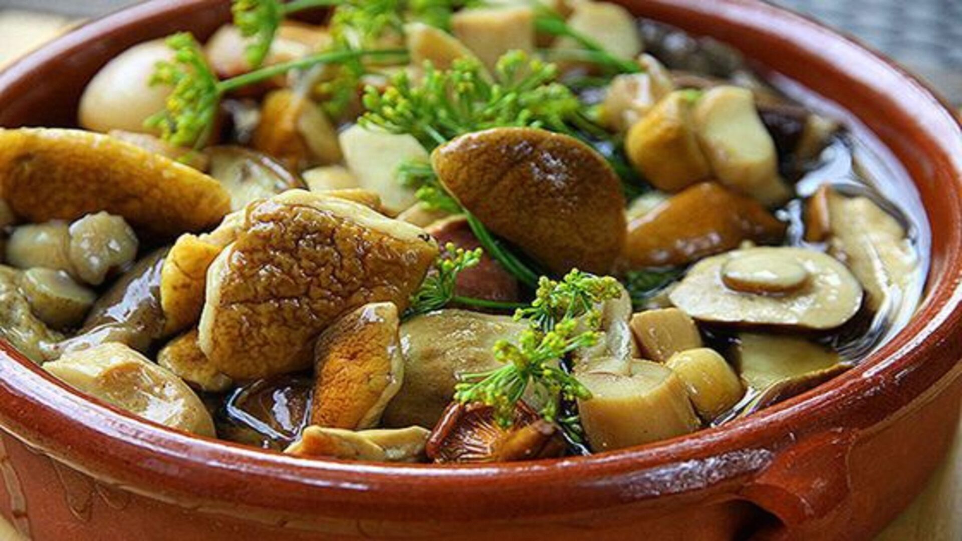 Маринованные грибы украсят любой стол! Маринованные грибы украсят любой стол!