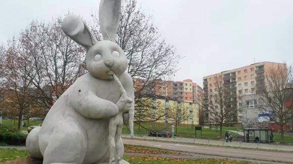 В Чехии появилась скульптура гигантского кролика, пожирающего человека В Чехии появилась скульптура гигантского кролика, пожирающего человека