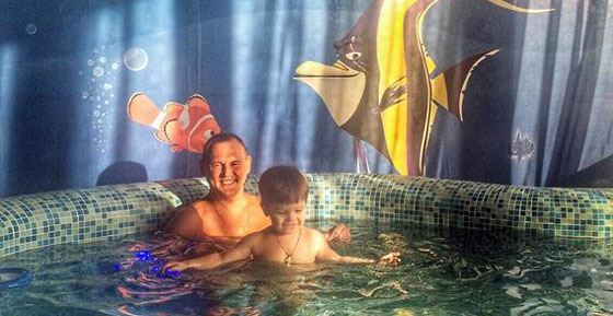Степан с сыном в бассейне Степан с сыном в бассейне