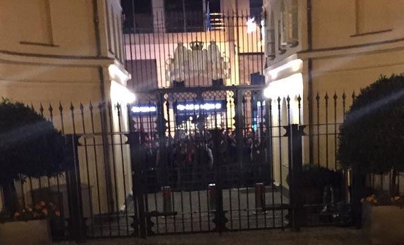 В Стамбуле демонстранты забросали яйцами консульство не той страны В Стамбуле демонстранты забросали яйцами консульство не той страны