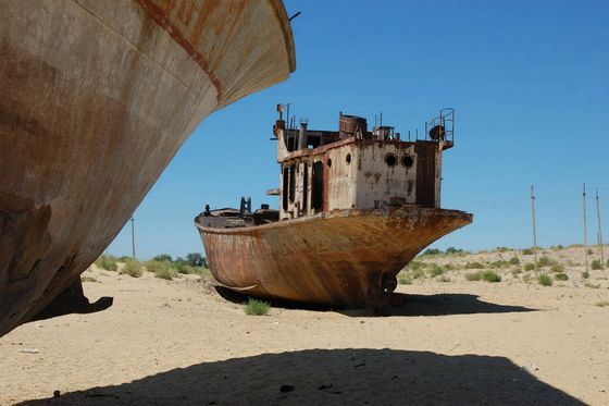 Дно Аральского моря тоже стало кладбищем кораблей Дно Аральского моря тоже стало кладбищем кораблей