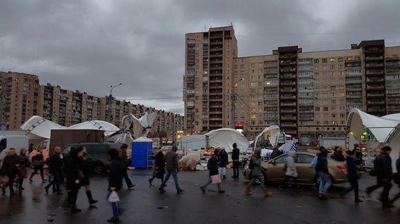 Сильный ветер сдул палаточный рынок в Петербурге