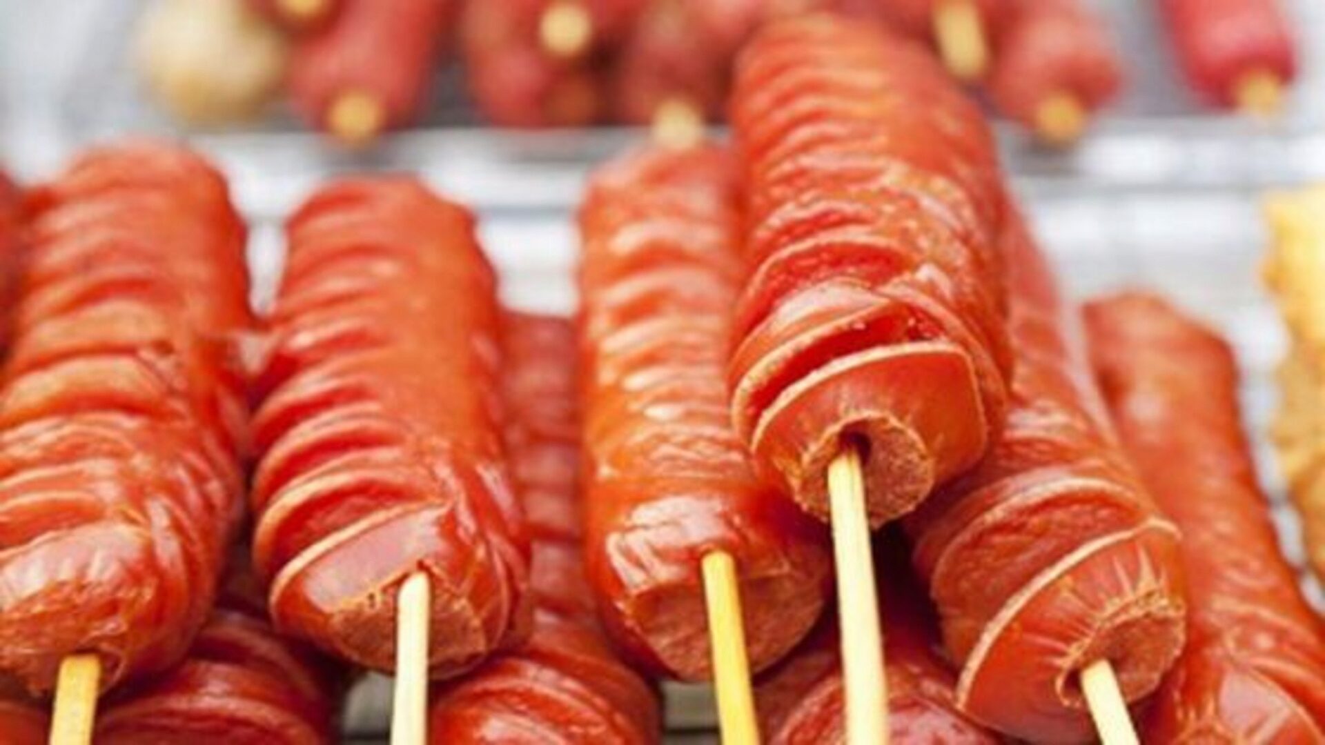 В духовке можно приготовить множество вкусных блюд из сосисок В духовке можно приготовить множество вкусных блюд из сосисок