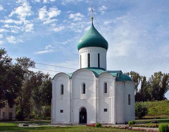 Спасо-Преображенский собор - одна из первых каменных церквей на Руси Спасо-Преображенский собор - одна из первых каменных церквей на Руси