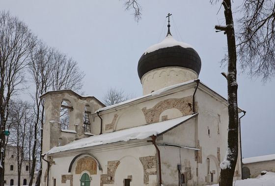 Спасо-Преображенский монастырь во Пскове стоит без малого тысячу лет Спасо-Преображенский монастырь во Пскове стоит без малого тысячу лет