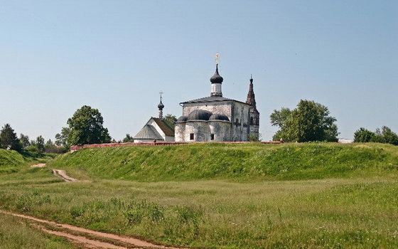 Церковь Бориса и Глеба в селе Кидекша построена в двенадцатом веке