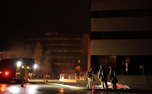 На Аляске самолет упал на городское здание На Аляске самолет упал на городское здание