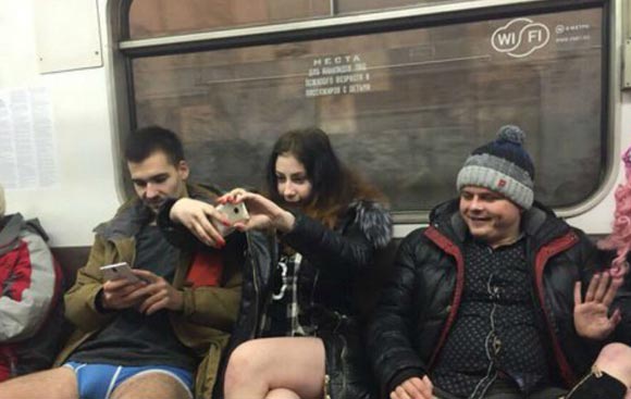 Москвичи присоединились к флешмобу «В метро без штанов» Москвичи присоединились к флешмобу «В метро без штанов»