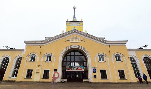 Знак рубля, запечатленный на станции Дно Знак рубля, запечатленный на станции Дно