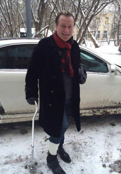 Сергей Лазарев передвигается на костылях в 2019 году Сергей Лазарев передвигается на костылях в 2019 году