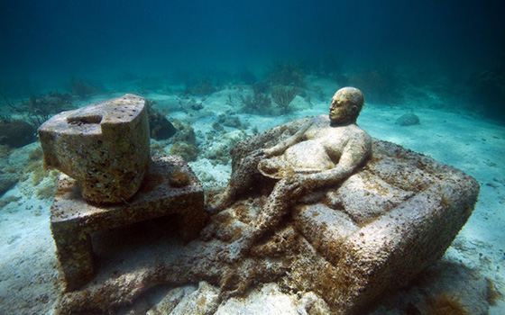 Одна из скульптур подводного музея Одна из скульптур подводного музея
