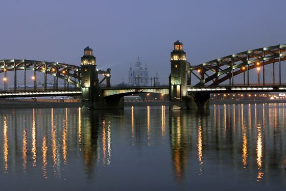 Прекрасный вид на мост Петра Великого в Петербурге