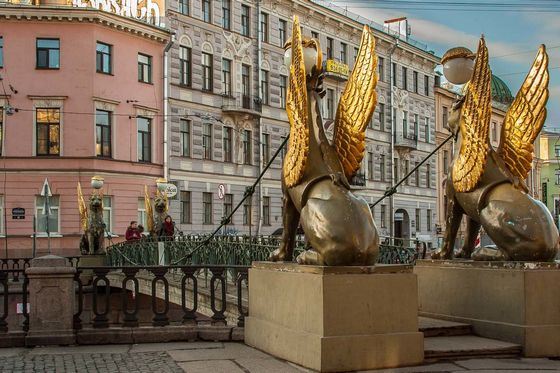 Банковский мост украшен двумя парами прекрасных златокрылых грифонов Банковский мост украшен двумя парами прекрасных златокрылых грифонов