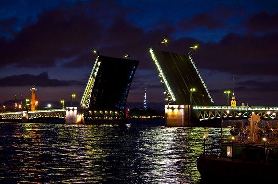 Дворцовый мост, пожалуй, самый красивый в Санкт-Петербурге Дворцовый мост, пожалуй, самый красивый в Санкт-Петербурге