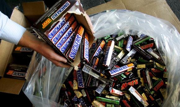 В ФРГ отзывают батончики Mars и Snickers из-за попадания пластика В ФРГ отзывают батончики Mars и Snickers из-за попадания пластика
