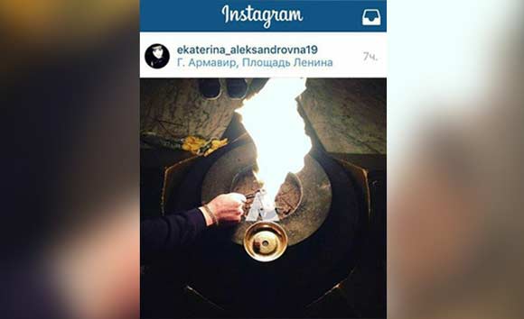 Снимок с прикуриванием табака для кальяна от Вечного огня стал поводом для полицейской проверки Снимок с прикуриванием табака для кальяна от Вечного огня стал поводом для полицейской проверки