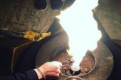 Девушка, раскурившая кальян у Вечного огня, не считает себя ответственной Девушка, раскурившая кальян у Вечного огня, не считает себя ответственной
