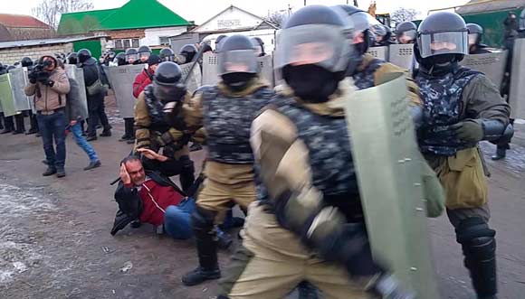 Цыганский бунт подавлен, полиция задержала четырех человек Цыганский бунт подавлен, полиция задержала четырех человек