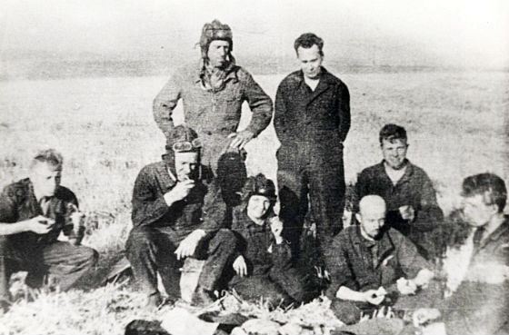 Изобретатель Т-34 Михаил Кошкин (стоит справа) на полигоне, 1938 год Изобретатель Т-34 Михаил Кошкин (стоит справа) на полигоне, 1938 год